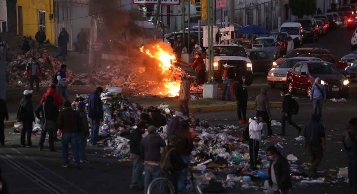 TolucalaBellaCd's tweet photo. ¿Qué avenidas de Toluca están cerradas por montañas de basura y protestas? - https://t.co/y2ZeqI4JqJ 
#Noticias #Últimahora #FelizDía #Hoy #AlDía #AlMomento #TolucaBasura #CamiónToluca #NoticiasToluca #Tolucalabella #BasuraenToluca #Tolucahoy https://t.co/Qe6MkY6jcN