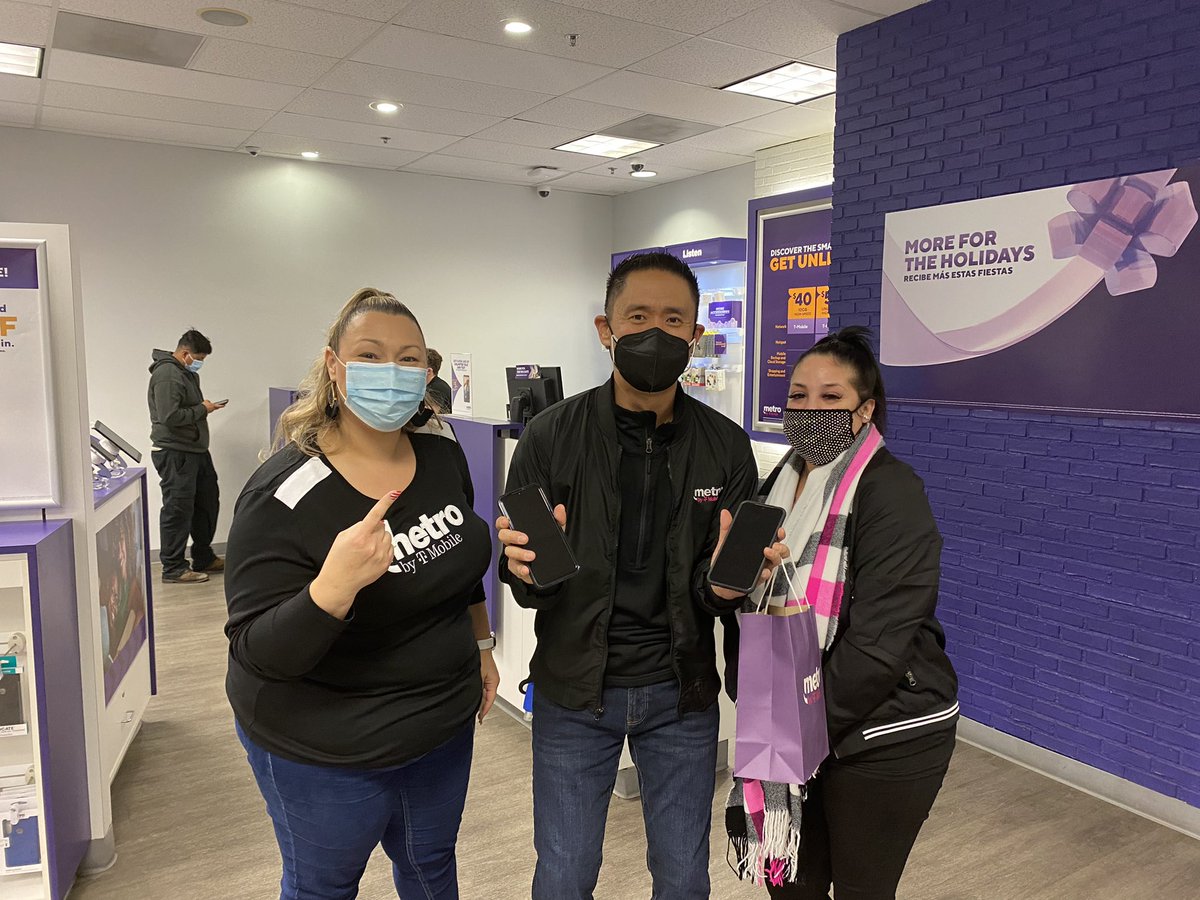 JamesLeeWW's tweet image. Thanks Sarah, our #MobileExpert extraordinaire that got me an Upgrade, and an amazing “DIGITS-LIKE” $5 AAL! #JCrew kids got another present to stick under the tree!  #Christmas @MetroByTMobile @TMobile