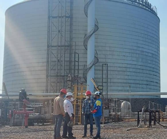 PescalbaOficial's tweet photo. #Pescalba, ente del @Minpescave2 visitó @pequivenjose, para establecer alianzas y potenciar la producción de la planta de hielo

En el recorrido se mostraron productos de la industria petroquímica que pudieran ser empleados en esta actividad medular.

 #VenezuelaComePescado https://t.co/u2mj9EGcCY