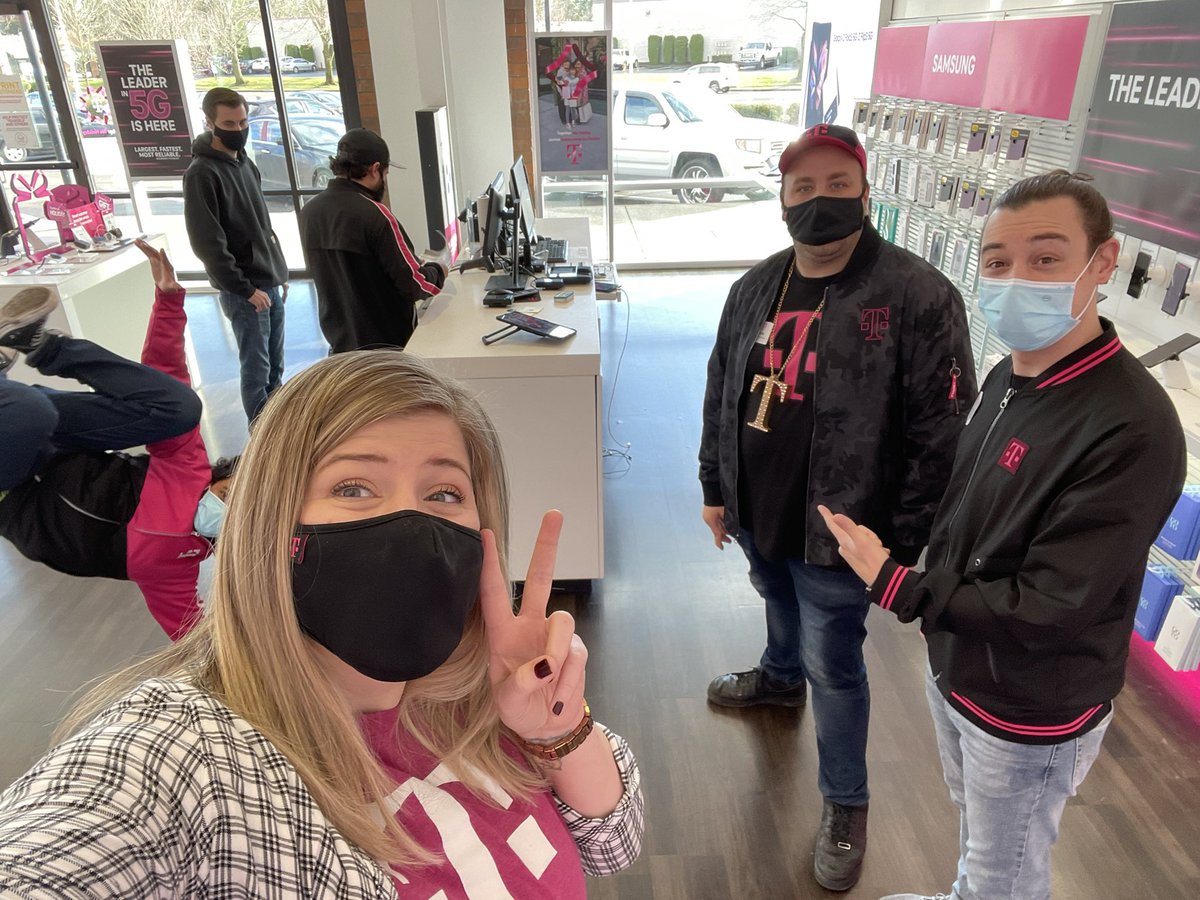 JessicaLHickman's tweet photo. These guys in Oregon City are so excited about the holidays they can’t even keep their feet on the ground! #CPAreYouWithMe #HandstandOrWetFloor #PDXFlex @kelci_ly @LeslieJohn214 @RealEWInc @bruin_bryan https://t.co/2zE7BFeaGz