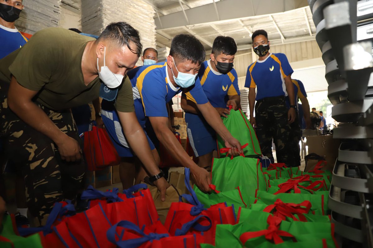 TheBCDAGroup's tweet photo. Through these donations, the BCDA hopes to provide temporary relief to those ravaged by the recent calamity, and help bring happiness to the victims during the holiday season. 

#SaludosaSundalo
#BayaniKoSundaloKo
#OdettePHRelief
#LipadPAF
#activelogistics
#AFPyoucanTRUST https://t.co/cX2Jhmc7Rk