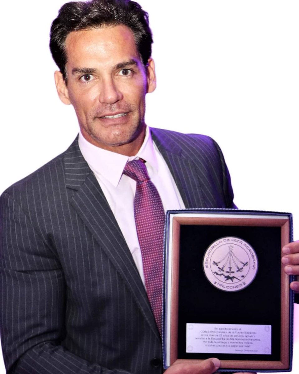 DianaArce23's tweet photo. #Instagram #CristiánDelaFuente
"Y llega un día inesperado en donde te sorprenden y te agradecen por más de 23 años de servicio a una institución que amo como la @FACh_Chile...HUMO HUMO AHORA!! Esto vale más que MIL medallas!! Vamos por 23 más!! #halcon8"
https://t.co/zsSK1HdVBD https://t.co/2e68zY9b50