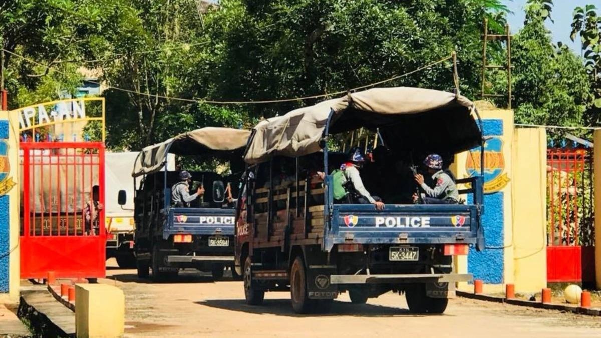 HURFOM's tweet photo. 1/3 A total of nine youth activists, including five #Karen youths detained by the military junta troops at the Hlaing Bwe checkpoint in June 2021, were sentenced to two years in prison on Dec 23 by the Hlaing Bwe Township military court, according to the sources from HRD network. https://t.co/Z3PNwUSQ6T