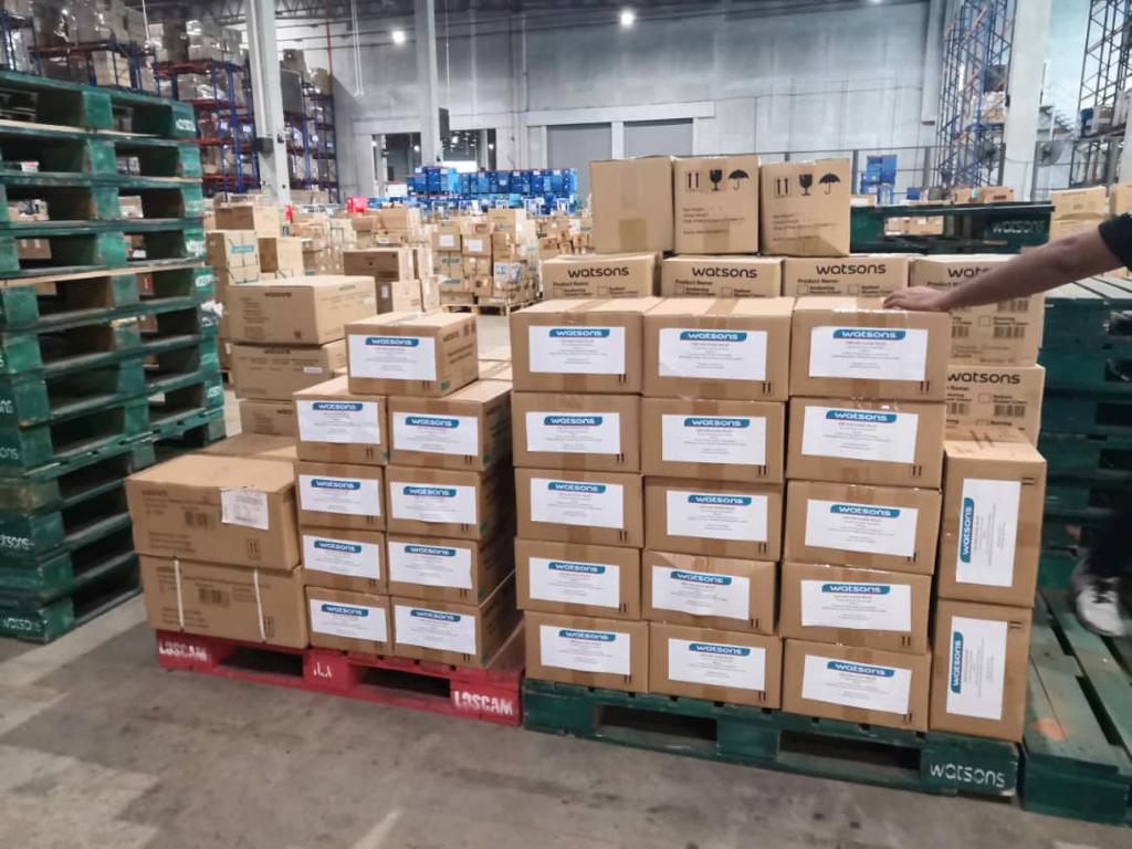 watsonsmy's tweet photo. In collaboration w #KamiCare Flood Relief, a joint effort w Astro Radio &amp; @MalaysianRC, #WatsonsMalaysia have donated assortments of care packs to individuals and families that were affected by the recent flood disaster. Let's show our support to those who are in need. ❤️ https://t.co/T7LavMtvLp