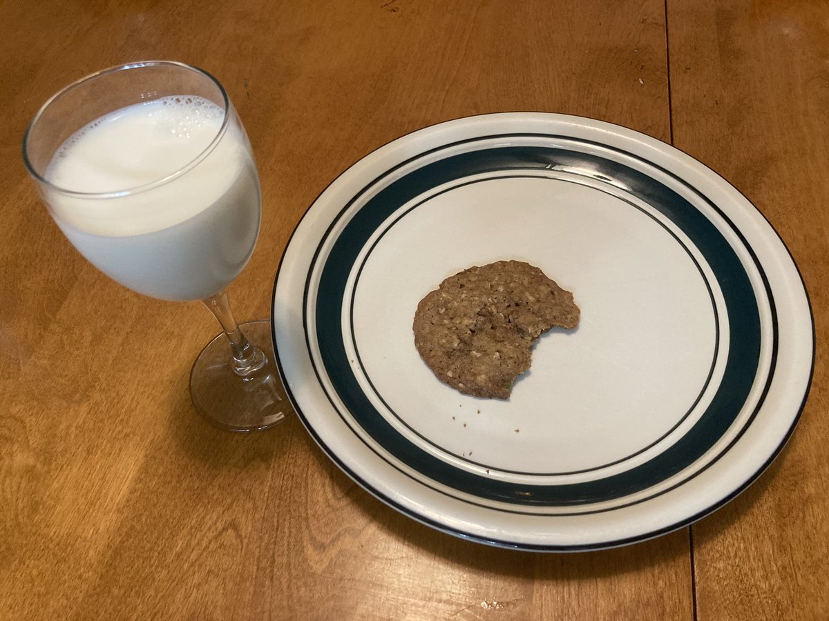 robinposs's tweet photo. When all the cups are in the wash, you make due. 🥛 🍪
#FillUpWithLove @OntarioDairy https://t.co/Ao0SH3g8ae