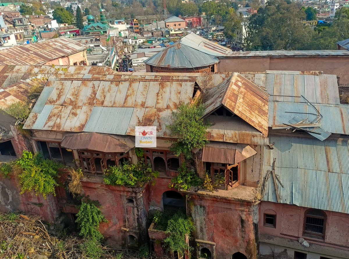 KashmirOwn's tweet photo. Historical
The Poonch fort or Qilla as it is locally known is surrounded by a dry ditch on its northern side and is protected by 35 ft high masonry rampart wall. The fort is flanked by the main road on the southern side and a smaller approach road on its eastern side
@KashmirOwn https://t.co/SpBGdfywSJ