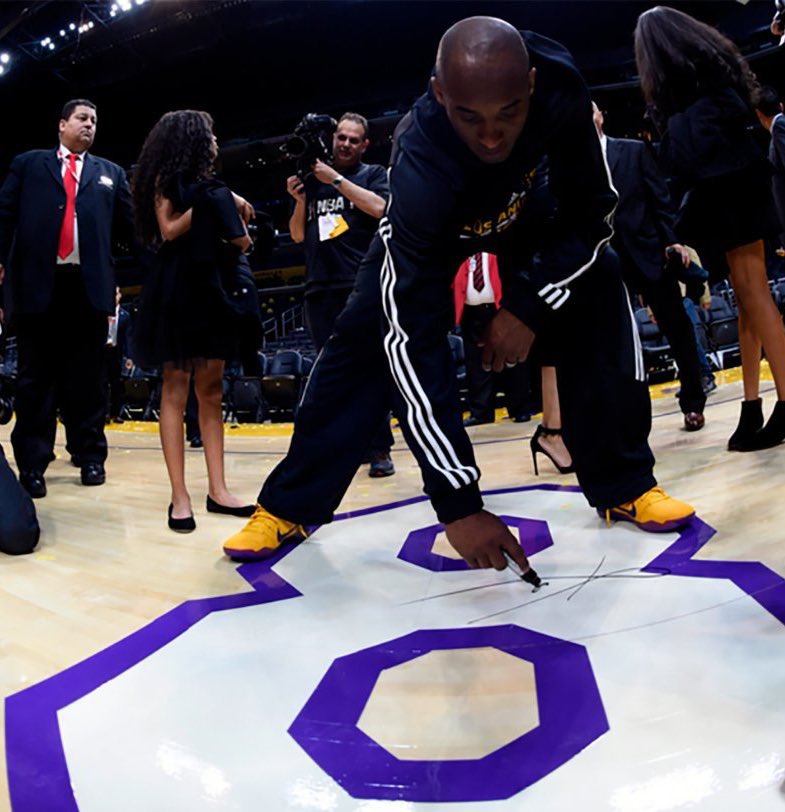 LakeShowFamily's tweet photo. Kobe Bryant signing 8 &amp; 24 after his final Lakers game at Staples Center ♾ https://t.co/nNrKQSaGTf