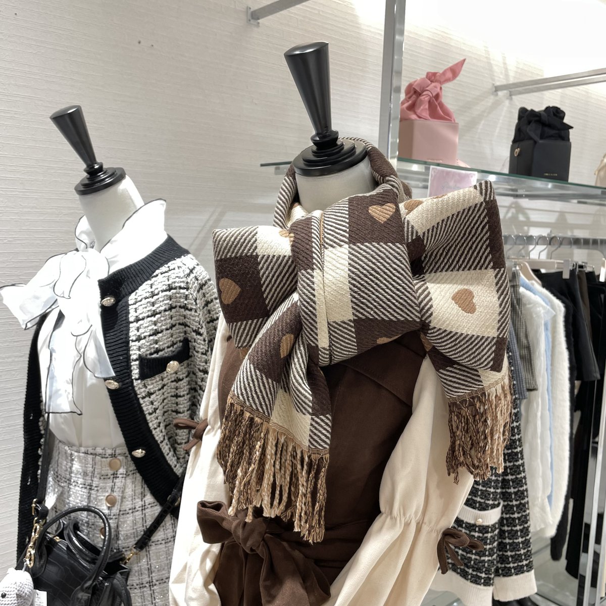 SHIBUYA109NET's tweet photo. 5階 Rmine💘🪄

この季節に手放せないマフラーは
みんなもうゲットしてる〜？🥺

Rmineではカーリーで可愛い
マフラーがたくさんあったよ💕

このリボンの結び方も可愛い〜🎀

#109XMAS https://t.co/7PjiMoxUtI