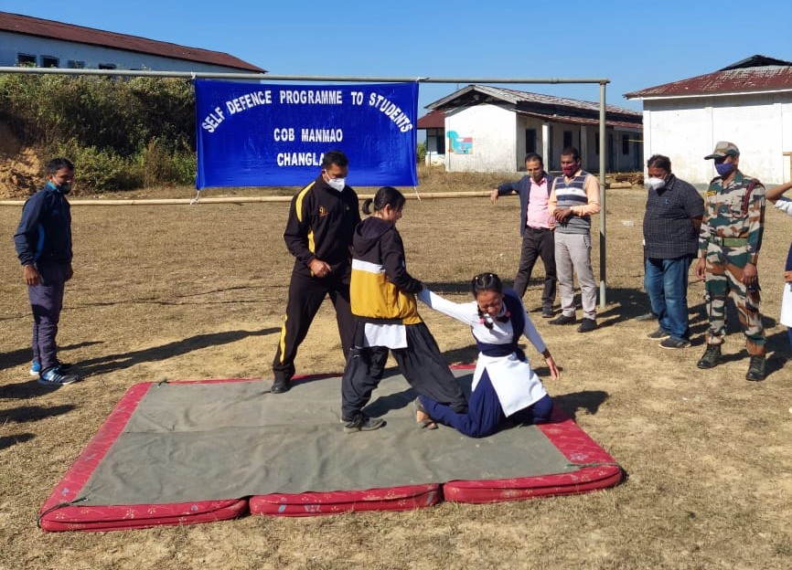 official_dgar's tweet photo. ASSAM RIFLES CONDUCTS SELF-DEFENCE PROGRAMME FOR GIRL STUDENTS IN ARUNACHAL PRADESH
#AssamRifles conducted "Self-Defence Programme for Girl Students” and imparted basic techniques of self-defence to girls of Govt Higher Secondary School, Manmao,Changlang , Arunachal on 23 Dec 21. https://t.co/St2fSsbv8e