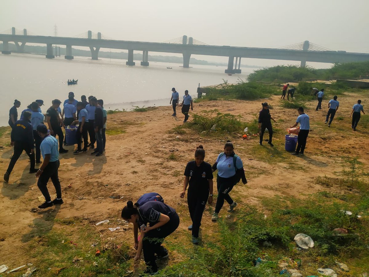 NCC_Dte_Gujarat's tweet photo. #NadiUtsav2021
#NCCGUJARAT
Cadets of 2 Guj Naval NCC Baroda carried out cleaning along Narmada River. #Plasticwaste was collected and awareness about river pollution was spread among locals.
@DefencePRO_Guj @HQ_DG_NCC
@drajaykumar_ias
@jitu_vaghani
@GovernorofGuj
@Bhupendrapbjp https://t.co/0JOY3G2al4