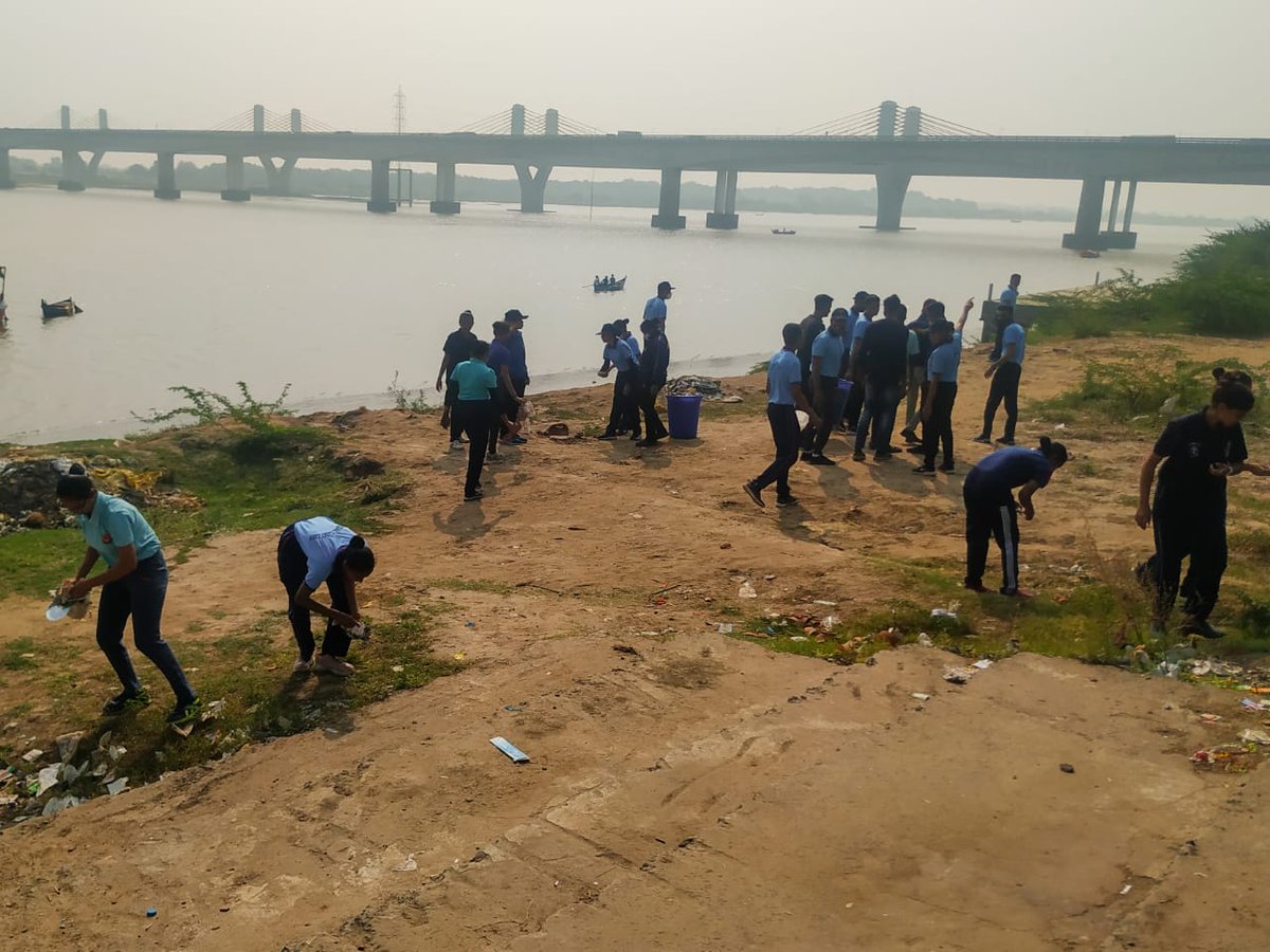 NCC_Dte_Gujarat's tweet photo. #NadiUtsav2021
#NCCGUJARAT
Cadets of 2 Guj Naval NCC Baroda carried out cleaning along Narmada River. #Plasticwaste was collected and awareness about river pollution was spread among locals.
@DefencePRO_Guj @HQ_DG_NCC
@drajaykumar_ias
@jitu_vaghani
@GovernorofGuj
@Bhupendrapbjp https://t.co/0JOY3G2al4
