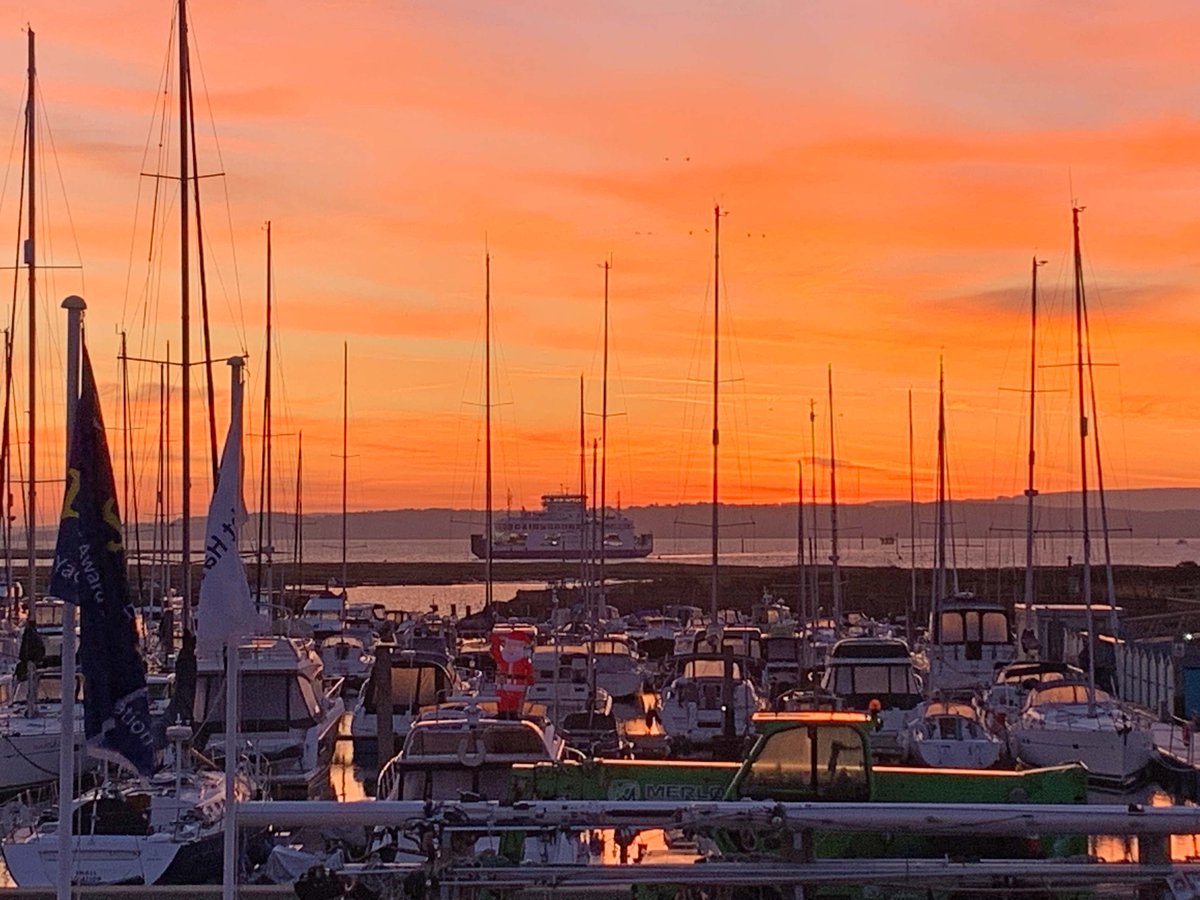 yachthavenlym's tweet photo. Mornings like this remind us how lucky we are to call this place home. #LoveWhereYouWork https://t.co/wSGWWPsuZt