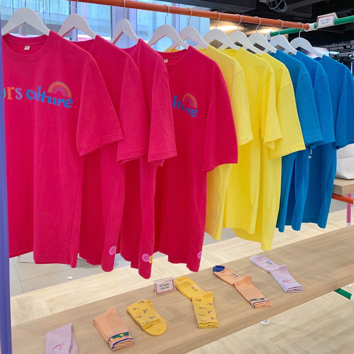 culture_colors's tweet photo. #วันสุดท้าย‼️ สำหรับครั้งแรกของ Pop-Up store @siamcenter Atrium 2, G floor. มีมุมถ่ายรูปเก๋ๆในช่วง Christmas Eve นี้ และอย่าลืมแวะมาสร้างความทรงจำกับ CC กันเยอะๆน้าค้าาา
#colorsculturebyPPKRITT
#colorsculture
#PPKritt
#CC1stPopUpStore https://t.co/CbieodO6Tt