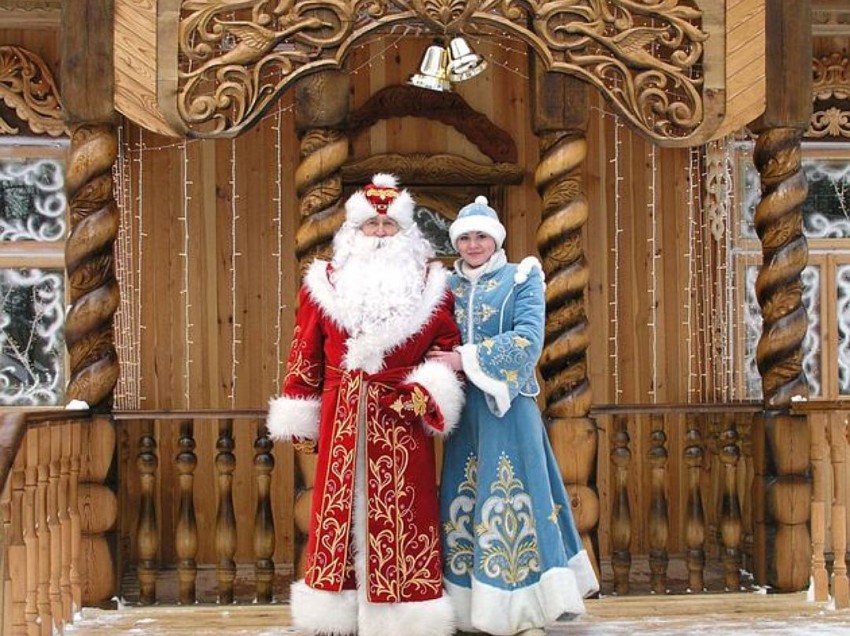 大陸トラベルの素 ロシアのクリスマスは明日ではなく1月7日ですが ロシア版サンタさんをご存知ですか ジェド マローズ 極寒じいさん と呼ばれ なんと正体は雪の精 トナカイではなく孫娘のスネグーラチカ 雪娘 を連れて現れます