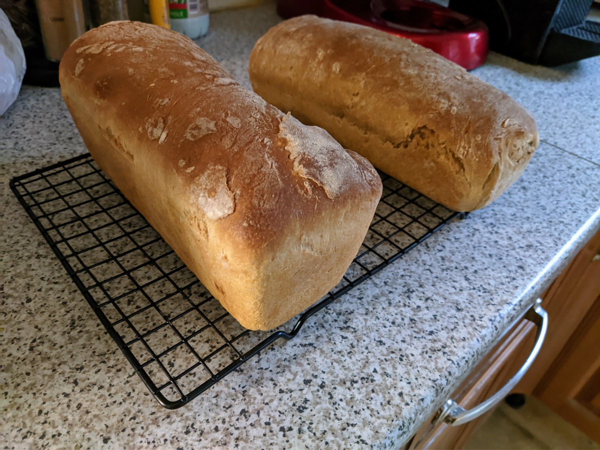ddescham74's tweet photo. Deux pains de mie fraîchement sortis du four pour le réveillon de ce soir! Un aux céréales et l'autre blanc.
On va se régaler! 🤤
#pain #pains #paindemie #paindemiemaison #bread #breads #breadsofinstagram #sandwichbread #homemade #foryoupage https://t.co/Kez1UqSbnT