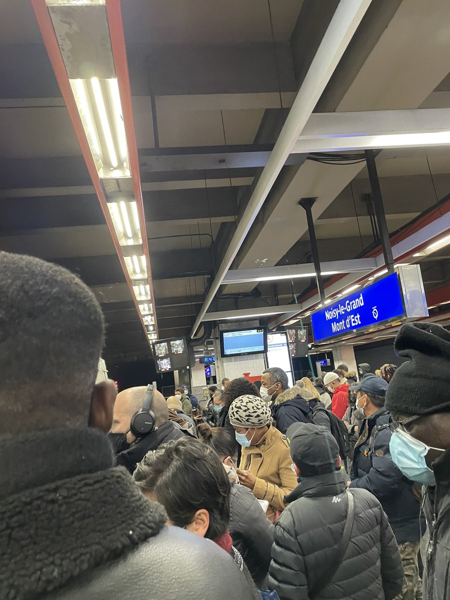 Supervivige's tweet photo. Cimer le @RER_A un 24/12 👌🏻
Les gars nous font monter dans un train et toutes les stations suivantes « nan ben en fait trafic interrompu, descendez ».
#RERA https://t.co/jptXElVleE