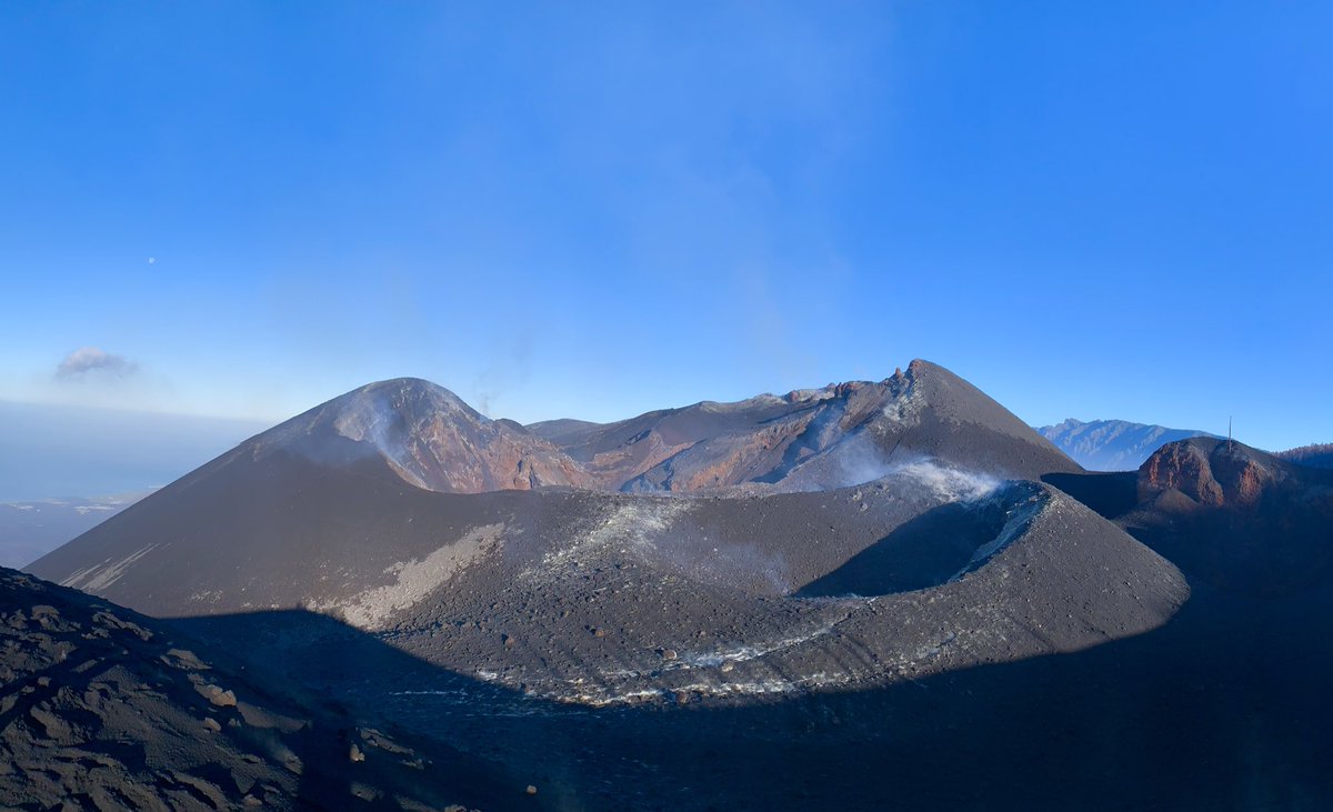 stavrosmel's tweet photo. Sin duda, la imagen de un volcán sin actividad es la imagen con la que todos deseábamos despedir el año. Felices fiestas! Fuerza y Ánimo #LaPalma https://t.co/5oWEgVdNMr