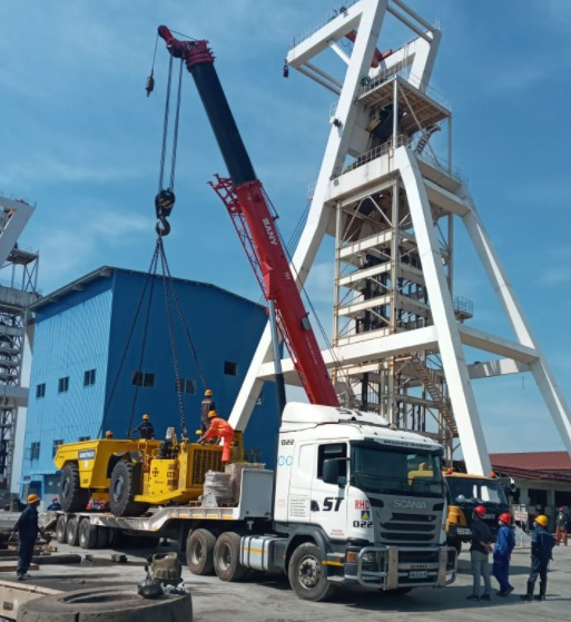 FreightMpk's tweet photo. MPK Freight just delivered 2 x Mine Trucks in Kitwe, #ZAMBIA a project that involved Port Logistics, Transit Clearance, and Road Freight (on Low Bed Trailers) #ProjectLogistics #Africa https://t.co/ivELWNVX8f