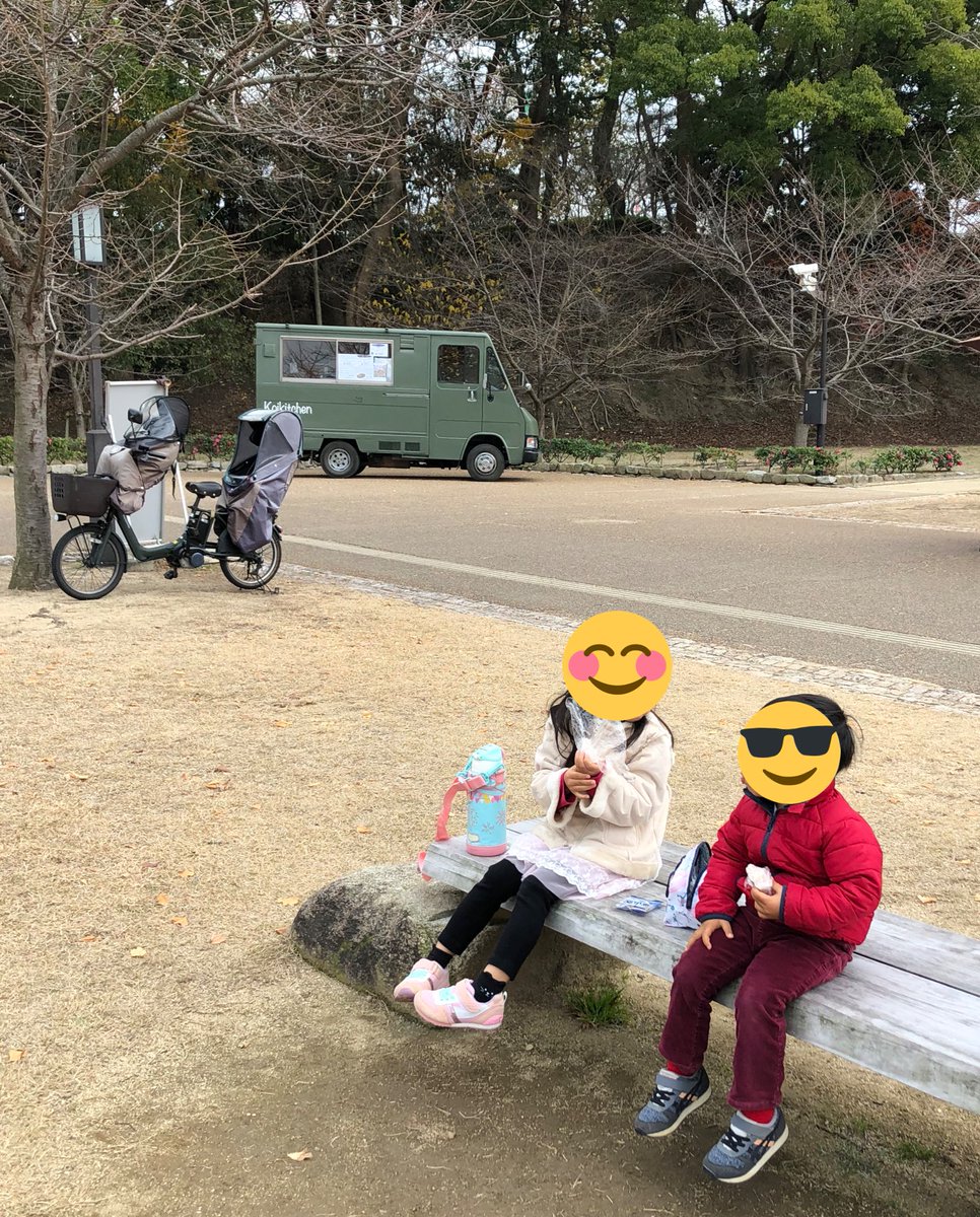 atom_55's tweet photo. 今日のお昼ごはん
食べそこねーーー!
koi kitchen さん
13時ごろには売り切れたそう😢
やはり14時半じゃダメだったかー
サーモンとロマネスコのクリームパスタ、食べたかったなー
子ども達のお昼は、オニギリとぽりぽり小魚
#コイキッチン
#koikitchen
#堀之内マルシェ
#ほりマル
#松山市 https://t.co/8GzSIkexnT