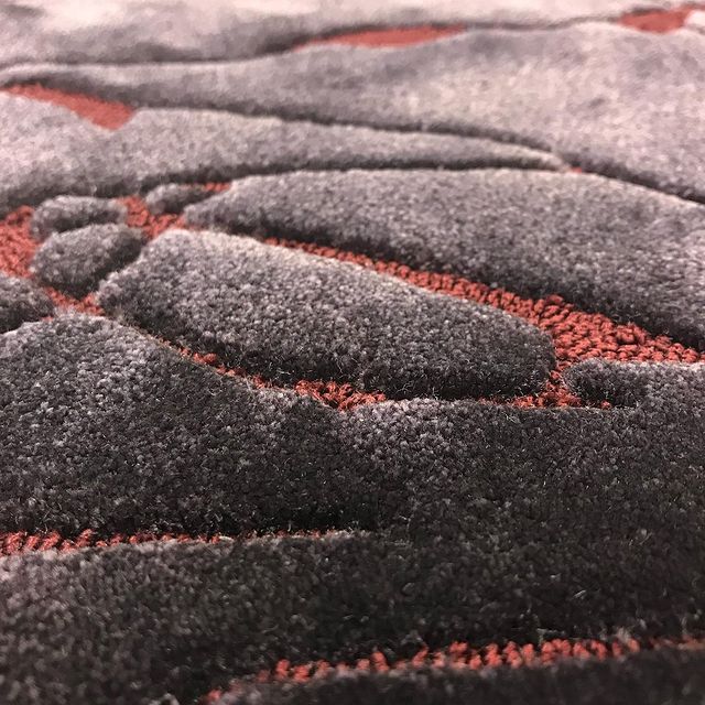 📷 While soft and luxurious to walk on, our 100% NuSilk™ rugs and carpets are engineered to withstand cleaning and are made to any size, shape, or colour. For samples or quotes, send us a DM or click the link in the bio.