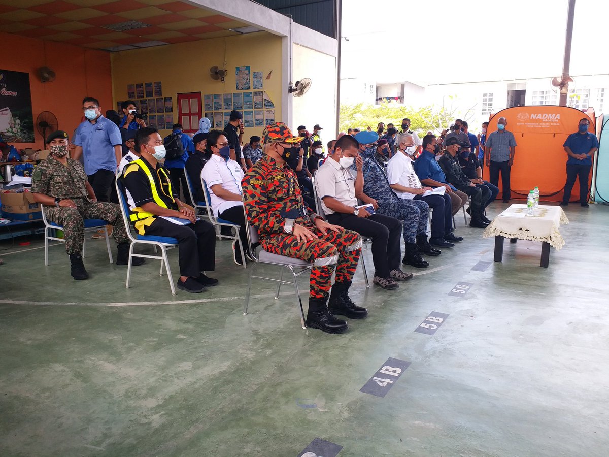 KP_bombaJBPM's tweet photo. 24.12.2021 YAB Dato' Sri Ismail Sabri Perdana Menteri di PPS SMK Karak Setia dan PPS Bukit Piatu, Bentong. https://t.co/CUjcVVMmjO