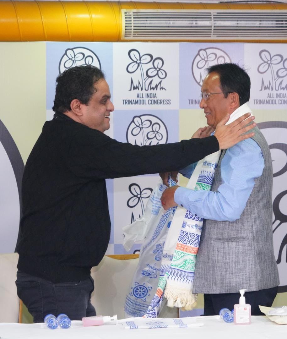 AITCofficial's tweet photo. We extend a very warm welcome to Shri Binay Tamang and Shri Rohit Sharma who joined us today in the presence of Shri @basu_bratya and Shri @GhatakMoloy.

Together, we will work towards the welfare of all people residing in the North Bengal region! https://t.co/sNeWOvWHn4