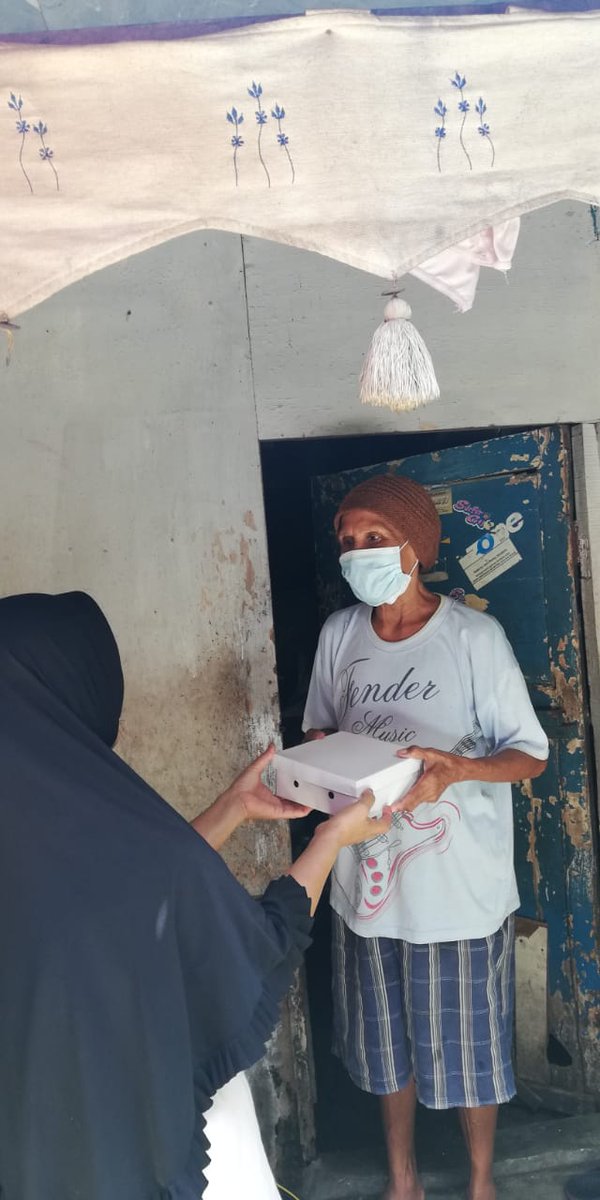 Apa yg dri hati kan sampai ke hati,binar sorot mata Beliau sdh lebih dari cukup mewakili,Kami bkan sdng menolong atau memberi tpi Kami justru ditolong dan diberi... Karena Beliau masih mau menerima makanan dari Kami,ini langkah kecil Kami tuk terus bergerak melangkah #uripikuurup