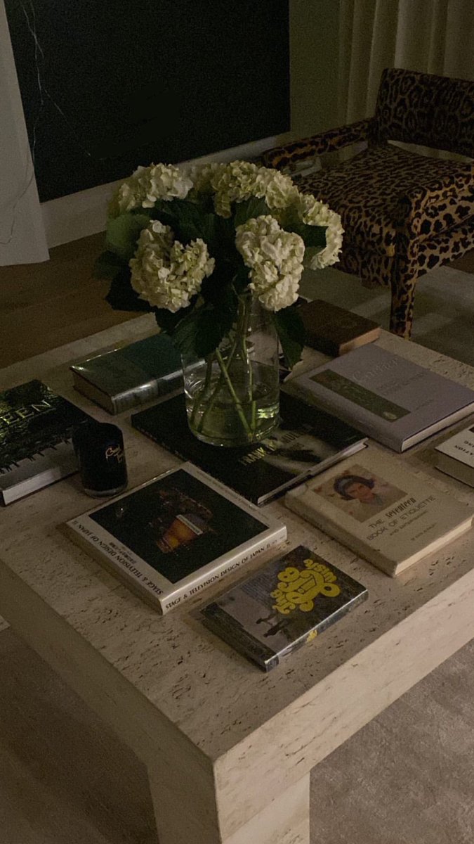 beerdatas's tweet photo. Same Old gifts Madison Beer a Tessellated Grey Marble Coffee Table! 

The size of this table is 39.5” 39.”5 15.5”H and it costs $2250.
She describes it as her “dreamy coffee table” https://t.co/26hWJ9fMw1