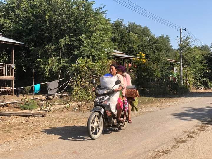 Local residents are fleeing due to the violence of military terrorists in Nat Chaung village in Southern Kale.
#CrimesAgainstHumanity #Dec24Coup #NoFlyZoneInMyanmar
#WhatsHappeningInMyanmar