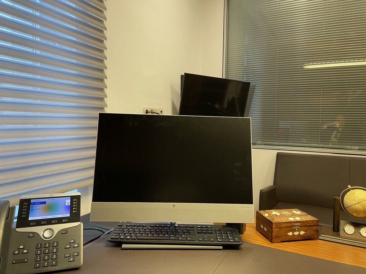 umitozdag's tweet photo. Günaydın Türk halkı, işte, çarşıda, pazarda, kahvede, okulda her nerede iseniz. Bu sabah TBMM’de basın toplantısı İçin odama geldim. Bilgisayarım değiştirilmiş. 600 vekilin bilgisayarı değiştirilmiş.İnsanlar aç iken bu çok ayıp bir harcama.Halka porsiyon küçült derken bu yapılmaz https://t.co/Wr4N8WDDff