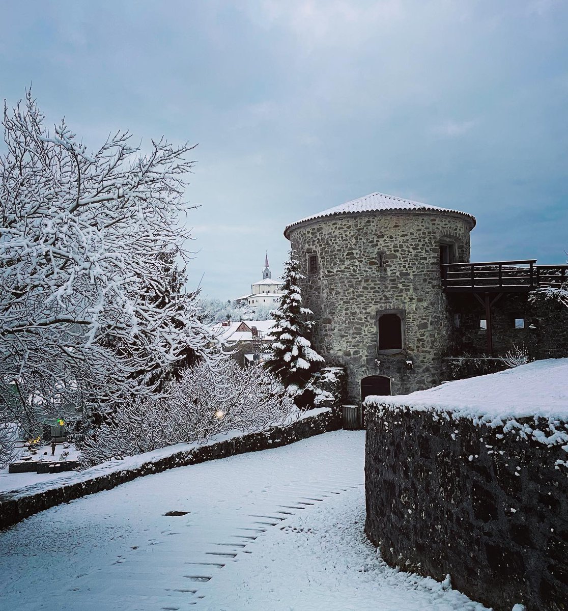 muzejKP's tweet photo. Zimska pravljica v vasi in na gradu Prem. ⛄️❄️
***
Fiaba invernale nel paese e al castello Prem (Primano). ⛄️❄️

Foto: Mateja Kakež

#PokrajinskimuzejKoper, #MuseoregionalediCapodistria, #KoperRegionalMuseum, #grad, #castello, #castel, #gradprem, #castellodiprimano, #premcastle. https://t.co/LlUykpHuwB