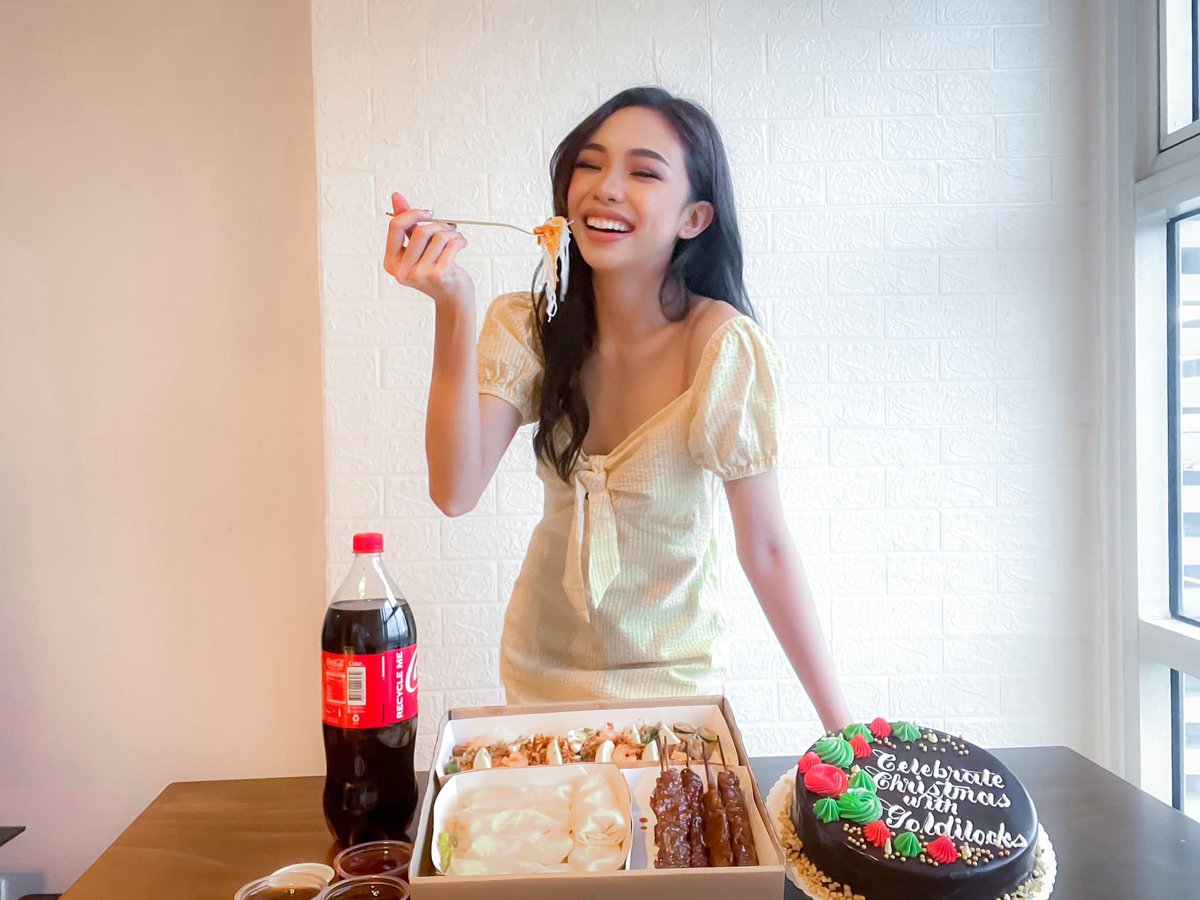 Check out Maymay Entrata’s joyful Christmas treat for Noche Buena! You can also #CelebrateChristmaswithGoldilocks by ordering our Christmas Choco Sansrival Premium Cake and Group Meals Set B that will get everyone asking for another plate!