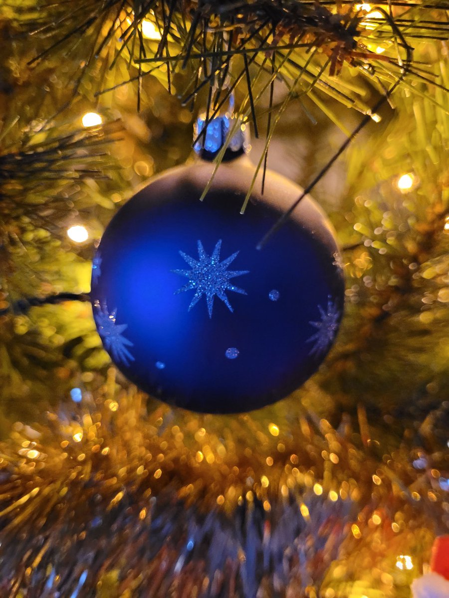 POL_JHeuts's tweet photo. Hele fijne en warme feestdagen toegewenst! 
Daarnaast alle goeds, gezondheid en een (verkeers) veilig 2022.
#totvolgendjaar #vakantie https://t.co/AKKHLW8rtY