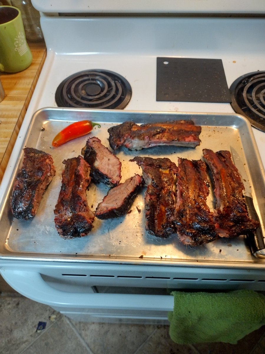 cedteaches's tweet photo. I don't make pretty charcuterie boards but damn if I can smoke some fire beef ribs! #DubShackBBQ🏚️ #everydayisaGREATdayforbbq #pitmasterlife #igotthesauces #beefribs #BeefInTheStreets #MerryChristmas https://t.co/8MSMrOGD5G