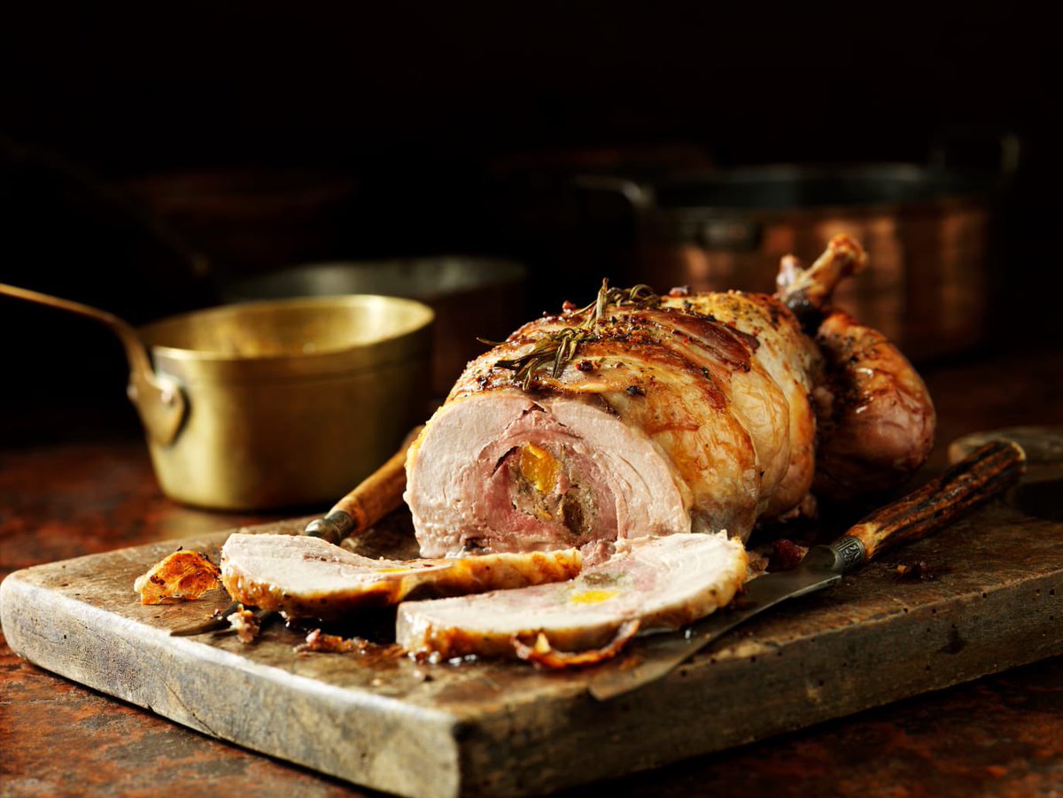 Enjoy the variety of our Christmas specials in the Christmas Eve Dinner or Christmas Brunch at Cafe Gran Via! Try out our juicy Whole Roasted Turkey or a scrumptious Beef Wellington with your closest family and friends! Create a moment worth sharing in this joyful season!🎅🏻