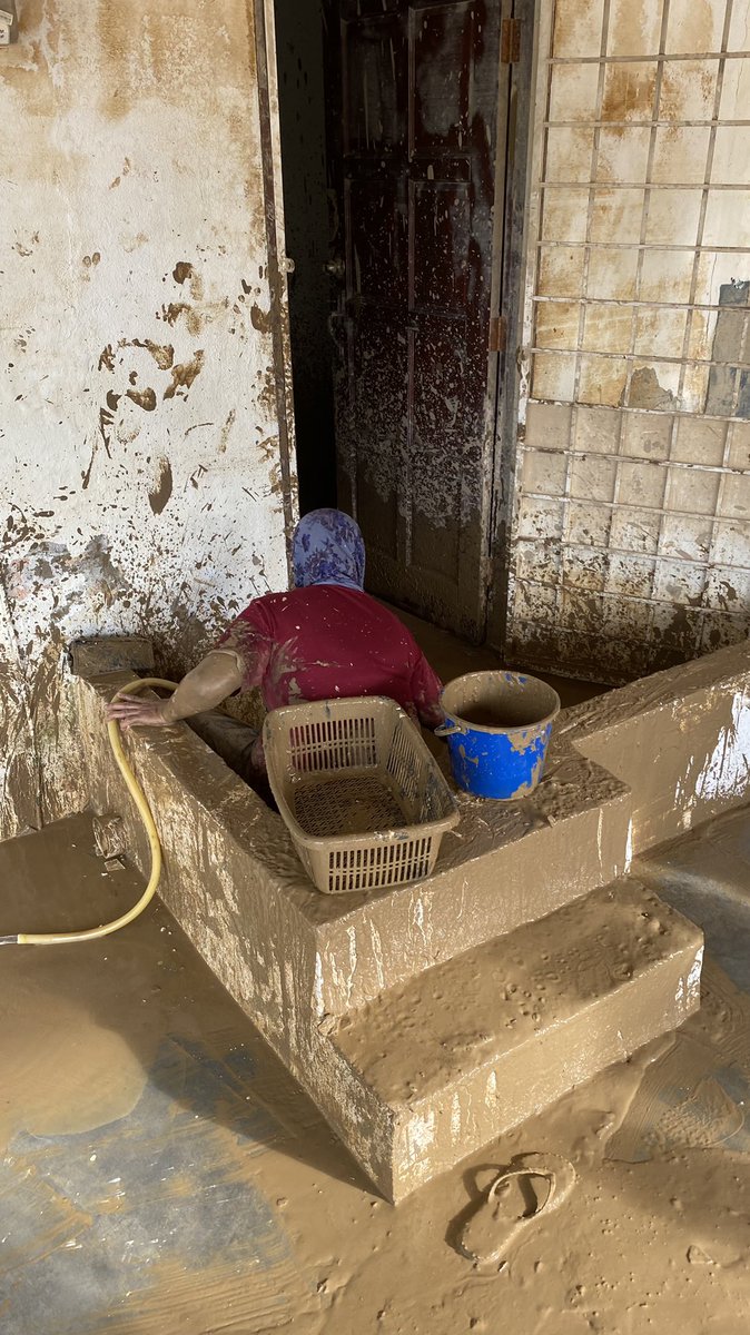 Esok aku percaya mesti ramai yang keluar untuk jadi volunteer bersihkan rumah penduduk

Ni antara barang yang korang perlu bawak terutamanya kawasan yg banjir lumpur.