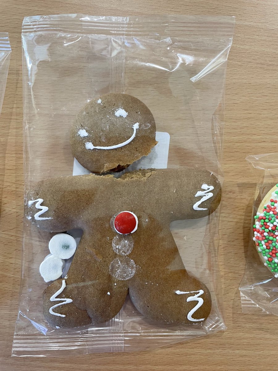 BridgetOLeary18's tweet photo. This year …me. (#alttextdescription gingerbread man beheaded) https://t.co/gigi1KQl06