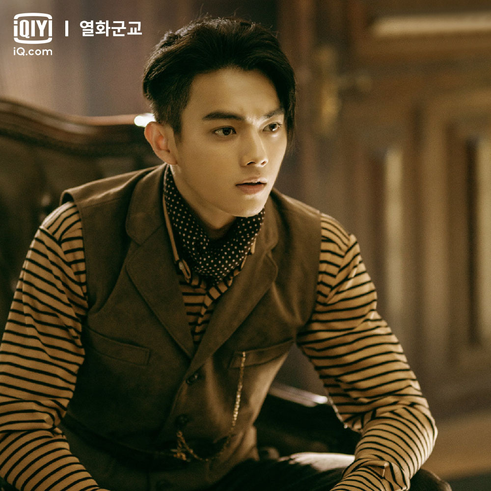 죽은 오빠 대신 군사학교에 입학한 #남장여자 가 이 #룸메이트 와 연애를?! 지금 #아이치이 에서 #백록 #허개 주연의 #열화군교 전편을 시청하세요~...