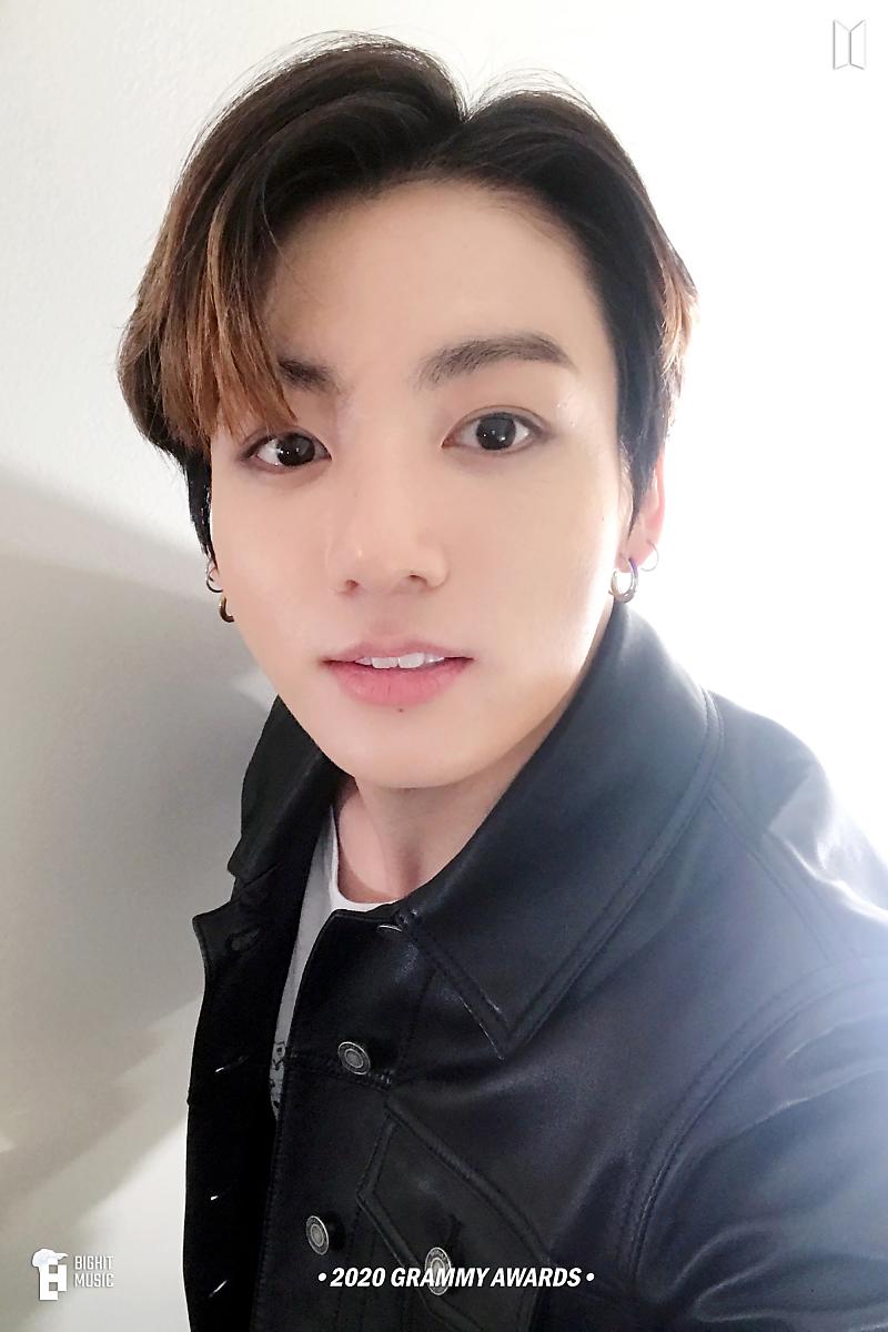 seok_seven's tweet photo. NAVER X BTS __Happy Holidays 
-Grammy Awards 2020 #BTS_twt #BTS @BTS_twt https://t.co/bcNW9vz6ih
