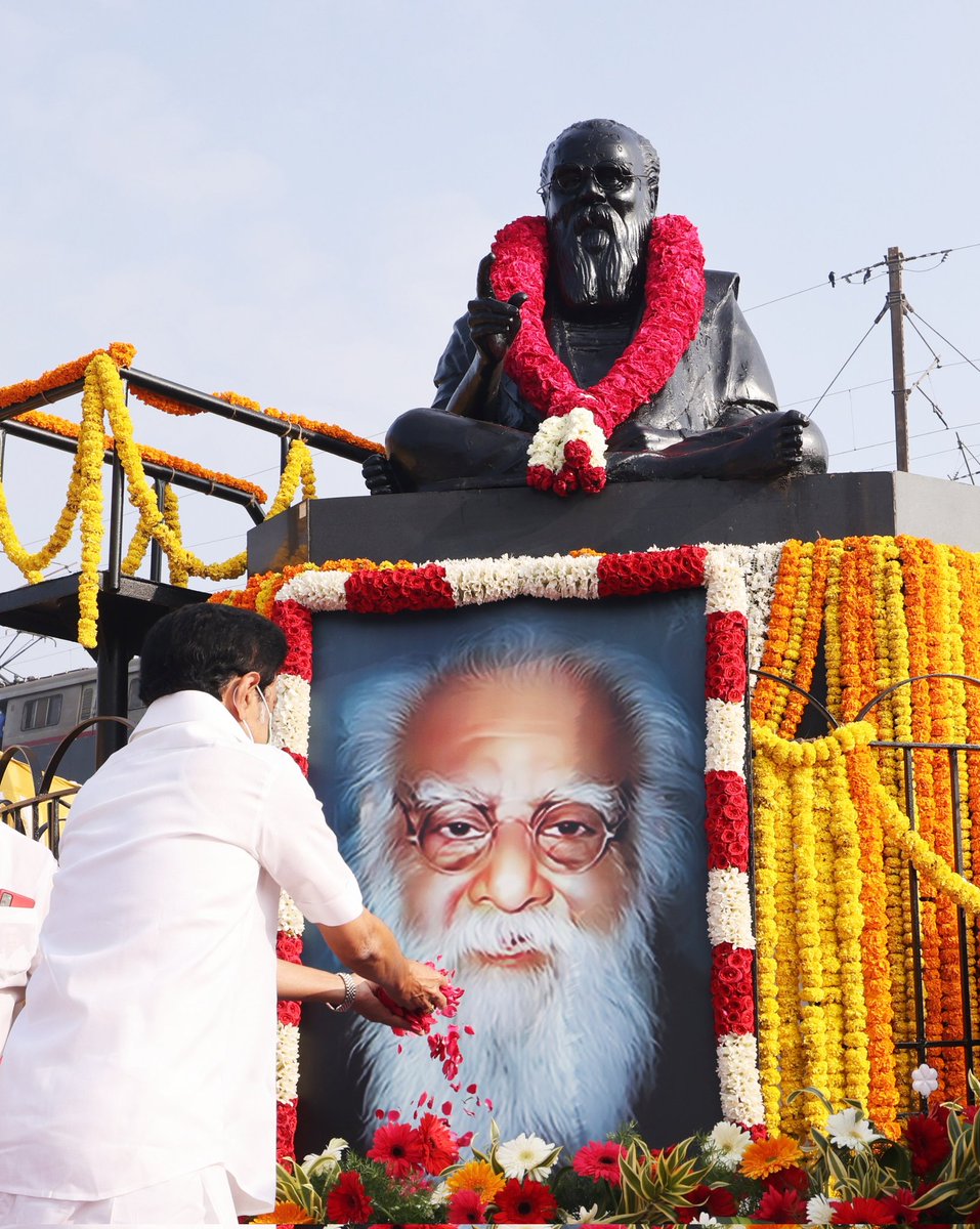 mkstalin's tweet photo. ஈராயிரம் ஆண்டுகள் அடக்கப்பட்ட இனத்தின் மான உணர்ச்சியைத் தட்டியெழுப்பி, சுயமரியாதை ஒன்றே அடிமை விலங்கைத் தகர்த்தெறியும் வழி எனத் தொண்டாற்றிய தந்தை பெரியாரின் நினைவுநாளில், ஆதிக்கச் சக்திகளின் சூழ்ச்சிகளை வென்று - திராவிடக் கொள்கைகள் கொண்டு தமிழர் மானம் காக்கச் சூளுரைப்போம்! https://t.co/GFkH7v9mJK