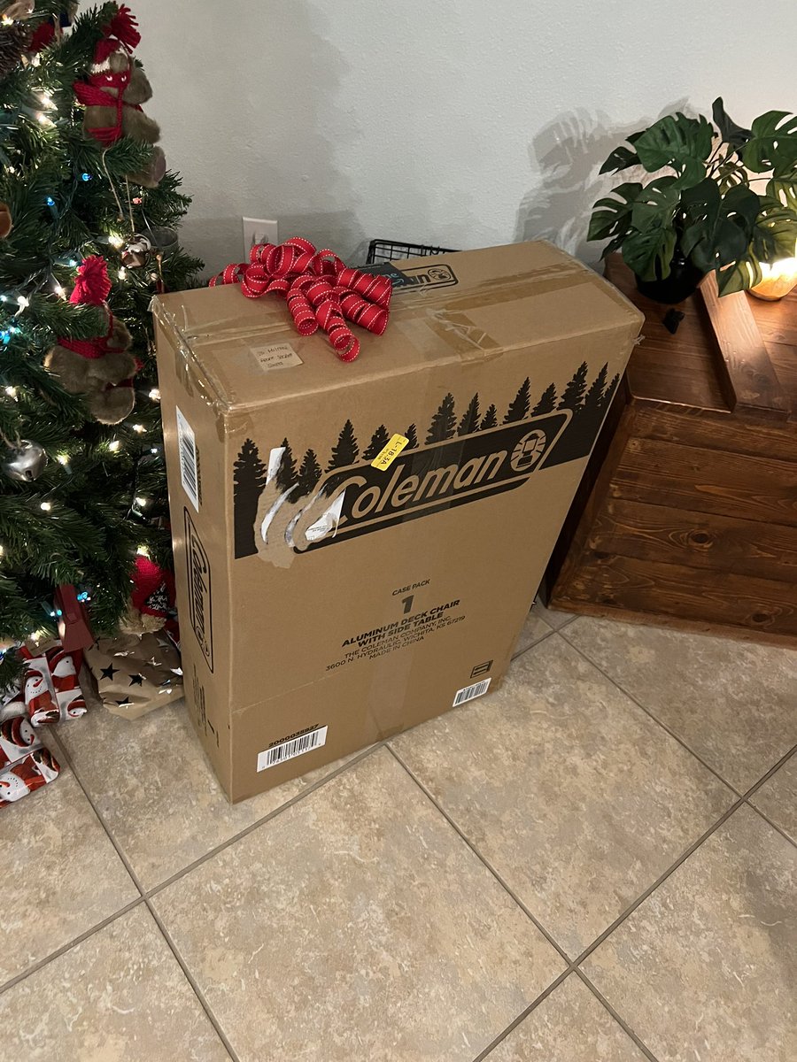 stoolpresidente's tweet photo. Silvana is a demon at wrapping presents https://t.co/KXdw9krUAl