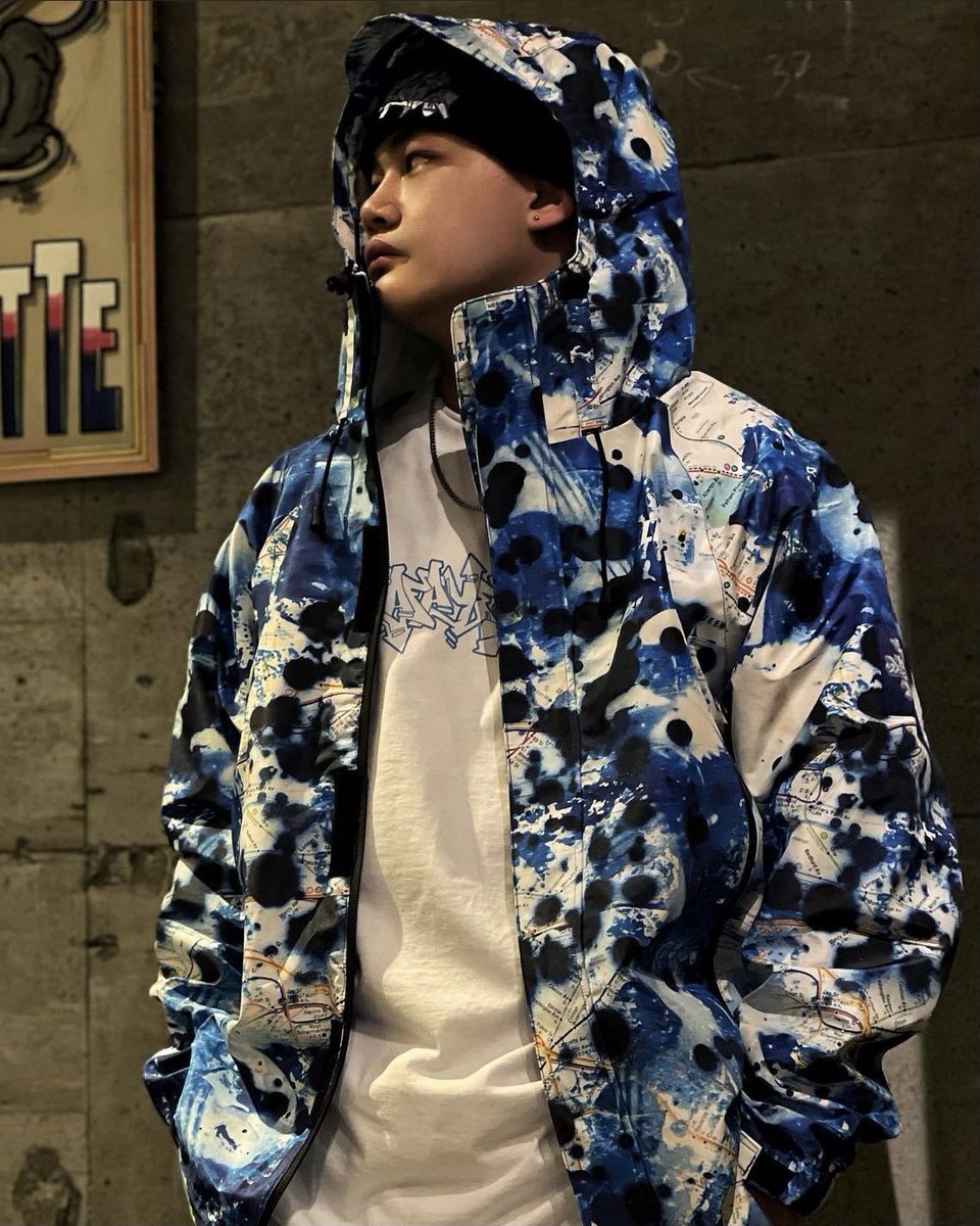 Lafayette_FJSW's tweet photo. 【STYLE SAMPLE】

LFYT×STASH

グラフィティー界の重鎮、STASHが本コレクション限定でニューヨークの地下鉄路線図をキャンバスに書き下ろした渾身のSPLATTER PATTERNを全面にプリントアウトしたセットアップ。

詳細は @lafayette_jp にて。

164cm
JACKET size L
PANTS size M https://t.co/2xzu7HJc2W