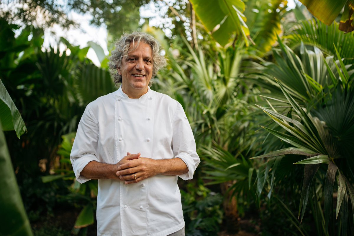 NYE DINNER AT MOGANO BY GIORGIO LOCATELLI! 
Michelin Star Chef Giorgio Locatelli will be back on island to host a special NYE Feast! This exclusive 8-course tasting menu is available from 8pm.
For more info and reservations please email: mogano@the-island-house.com.
