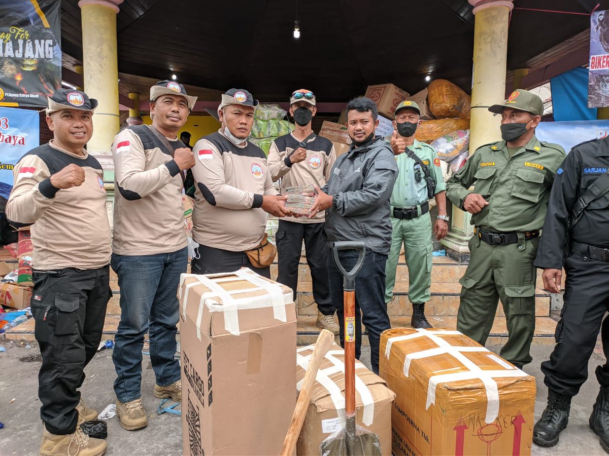 FPunokawan's tweet photo. Donasi Warga Ngestiharjo Peduli Semeru telah diterima oleh Kepala Desa Supiturang Kabupaten Lumajang Jawa Timur https://t.co/k8uWiSCO4W