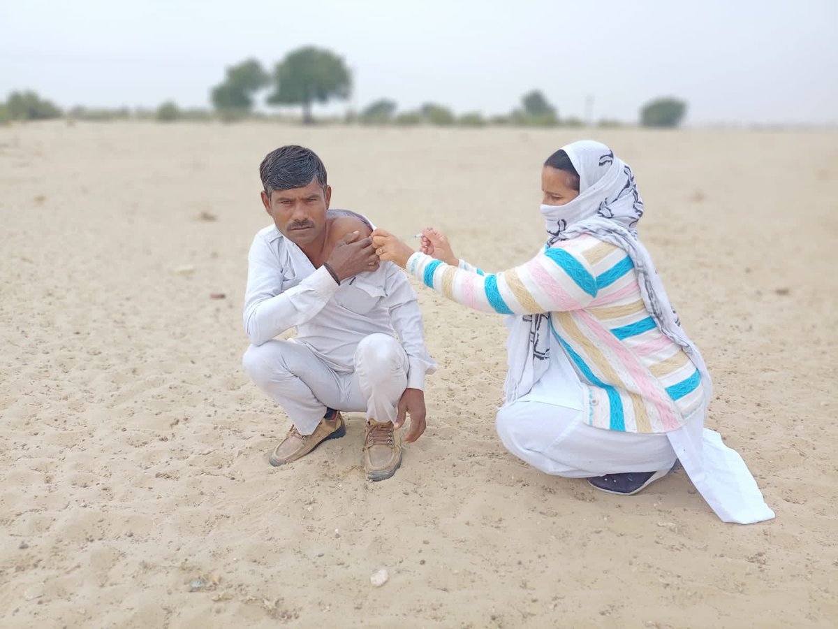 mansukhmandviya's tweet photo. संकल्प और कर्तव्यनिष्ठा का संगम।

राजस्थान के बाड़मेर जिले में टीकाकरण अभियान की तस्व���रें।

#HarGharDastak https://t.co/p2nngJvrhy