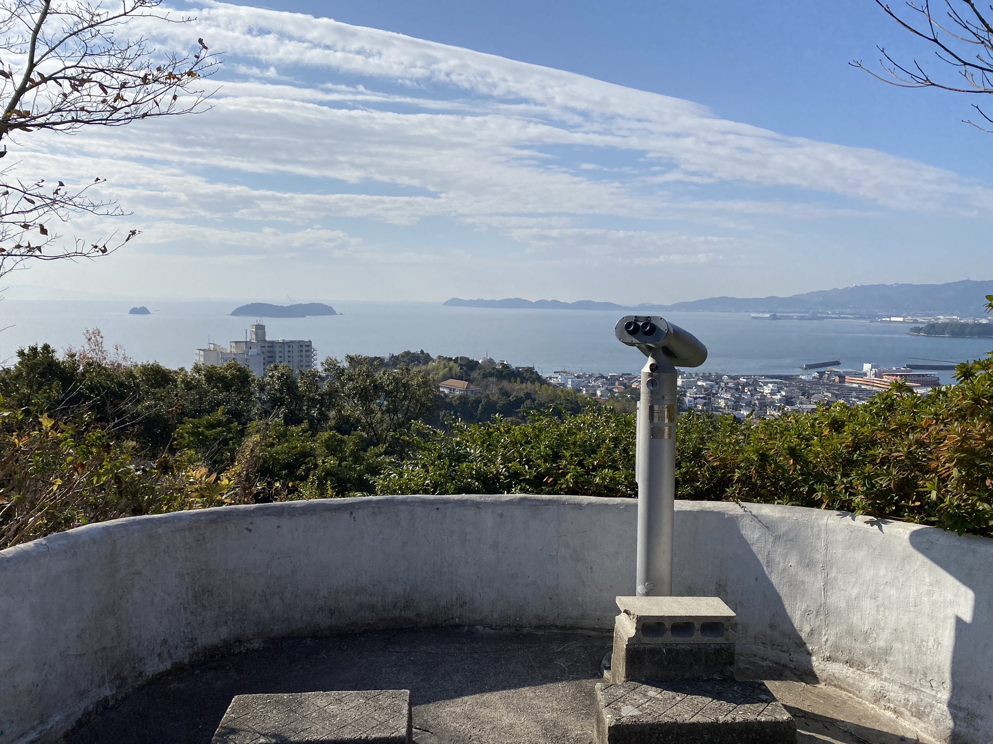 Taka4218 弘法大師像の前からの展望 三河湾が良く見えます 2枚目中央が竹島 3枚目は三河大島と小島 ラバーズヒル 恋人達の丘 なる場所には お決まりの鐘があります 山麓は三谷温泉 子安弘法大師 三谷弘法大師 蒲郡市 東三河 三河 愛知