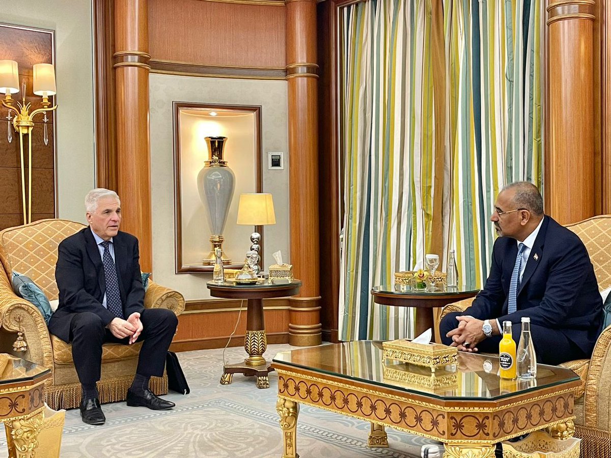 لازم يودعه كيف
اول سفيريتم استقباله بالفرقه النحاسيه وحرس الشرف  في عدن اظن تذكرون احسن مقطع استقبال مع انه سفير دولة الاحتلال حسب اعلام الفلس
الان ودعه شيء طبيعي مسويين هامه للموضوع ليش يااوباش 😂