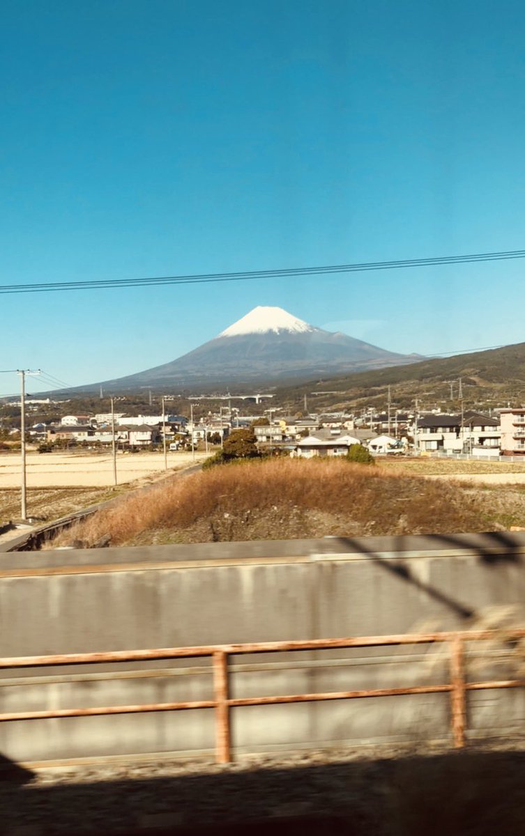 新幹線の車窓からの 富士山🗻✨ やっぱり、どこから観ても富士山は最高！👍 しかしなんだね〜 もう年末だが… 特にこれといってやらなきゃいけない事も無く🙄 むしろ何かする事はないかと毎日探してい