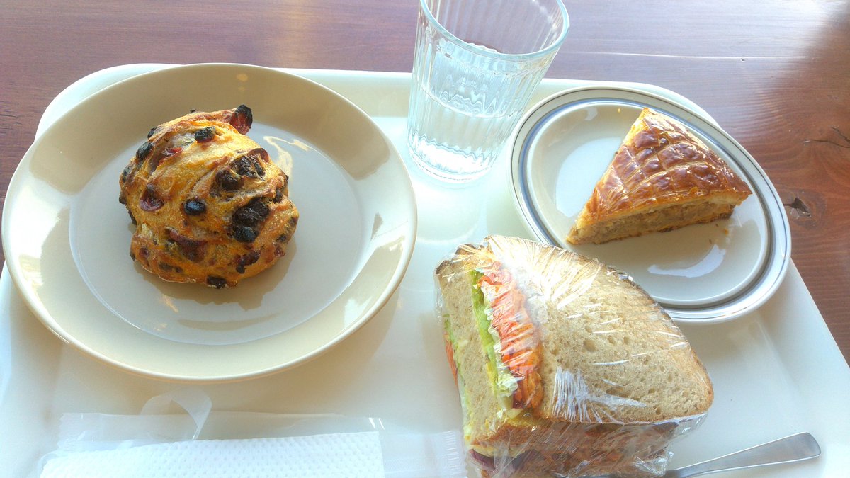 masapole's tweet photo. ジムを一端抜けてランチ🍴久しぶりの #MORMORS さん🎶お昼時だから賑わっていました✨☕✨
ん~どのパンも美味しい😋🍴💕
#パン #カフェ #袖ケ浦 https://t.co/S48UqWXbQi