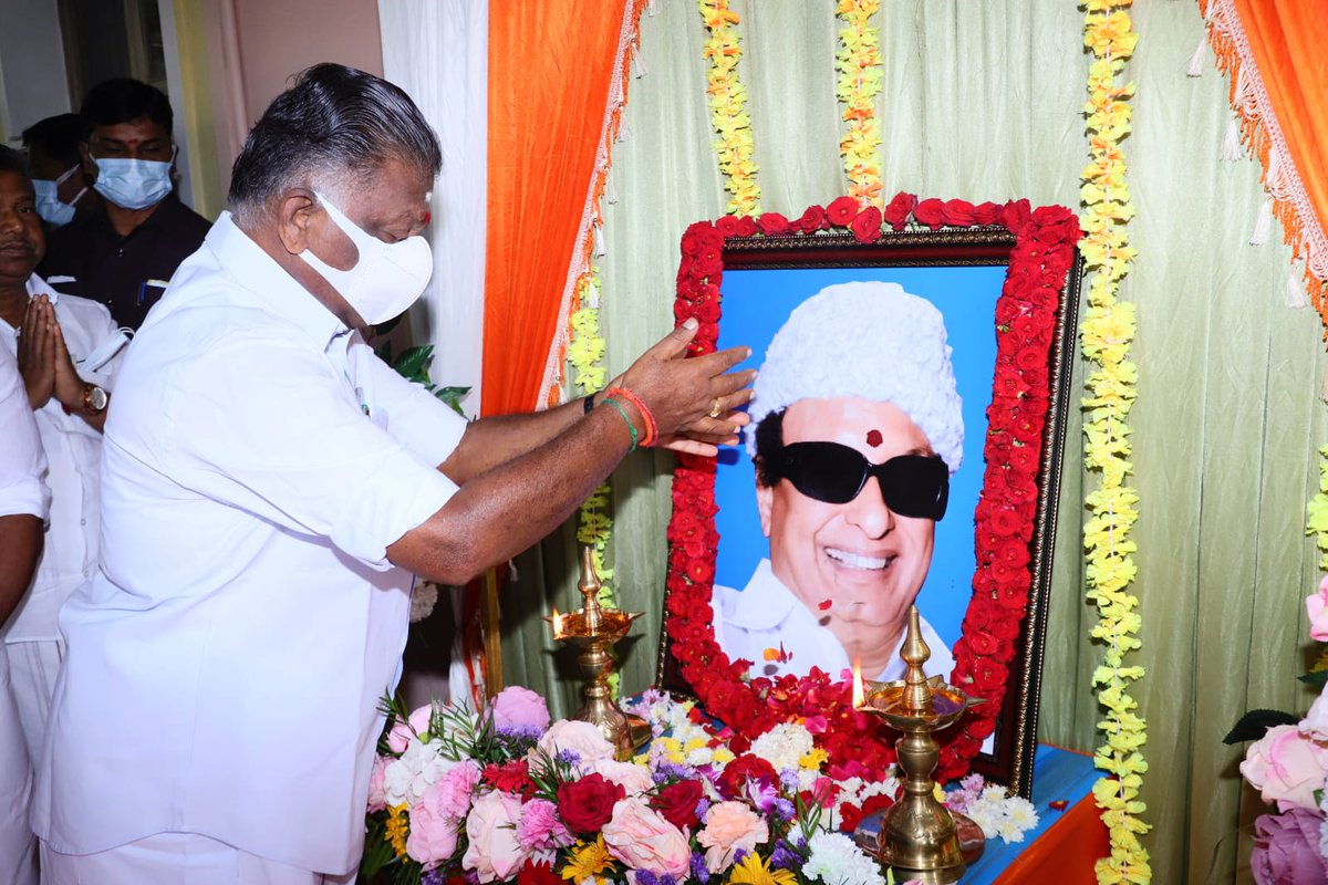 OfficeOfOPS's tweet photo. இருந்தாலும் மறைந்தாலும் பேர் சொல்ல வேண்டும்; இவர் போல் யாரென்று ஊர் சொல்ல வேண்டும்!!#MGR #AIADMK https://t.co/ZVtSzWpB4v